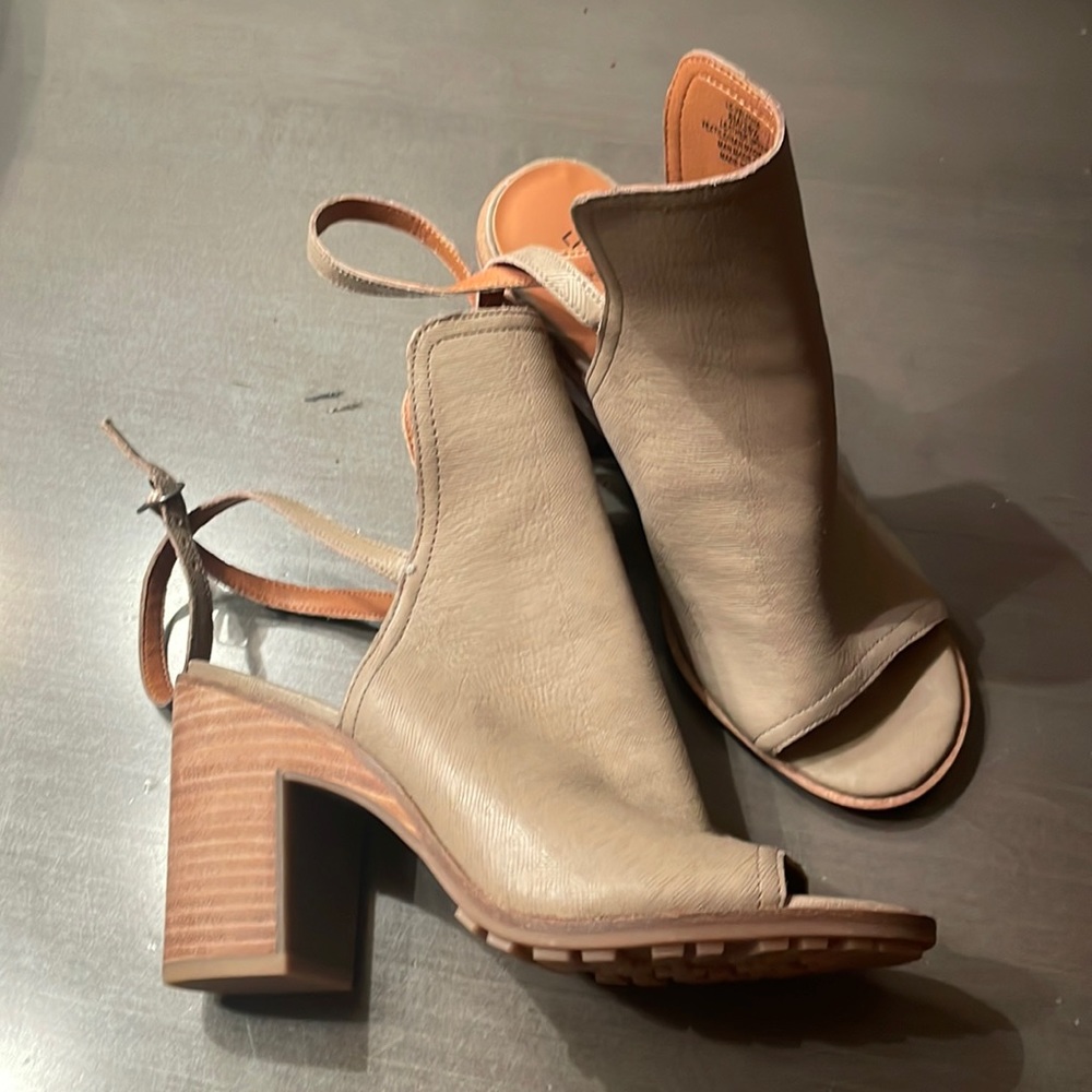 Lucky Brand peep toe clogs with ankle straps (brand new never worn)